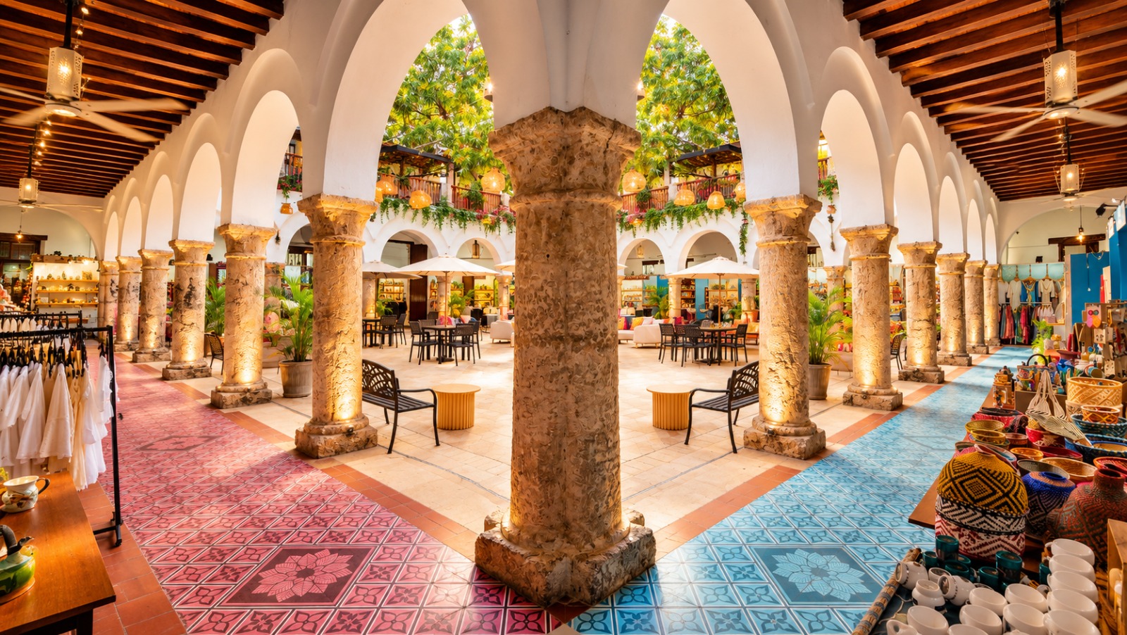 Arcadas del Patio de las Artes con stands de Origen Colombia